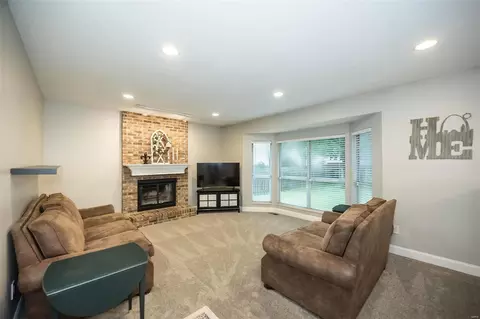 Living - 2 Oakbriar Farm Ct, Ballwin, MO 63021 photo 2 of 4