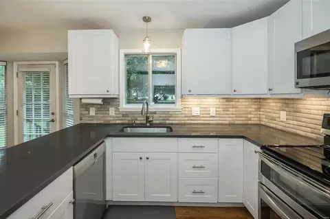 Kitchen - 2 Oakbriar Farm Ct, Ballwin, MO 63021 photo 2 of 5