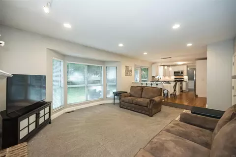Living - 2 Oakbriar Farm Ct, Ballwin, MO 63021 photo 4 of 4