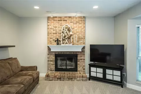 Living - 2 Oakbriar Farm Ct, Ballwin, MO 63021 photo 3 of 4