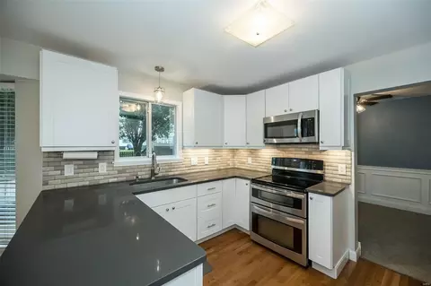 Kitchen - 2 Oakbriar Farm Ct, Ballwin, MO 63021 photo 4 of 5