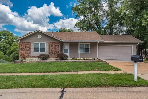 243 Straightoak Ct, Ballwin, MO 63021