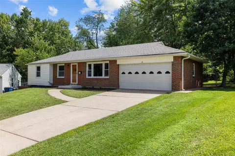 16 Leicester Ln, Saint Louis, MO 63135
