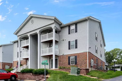 4301 Arrow Tree Dr #E, Saint Louis, MO 63128 photo 2