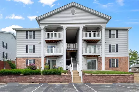 4301 Arrow Tree Dr #E, Saint Louis, MO 63128