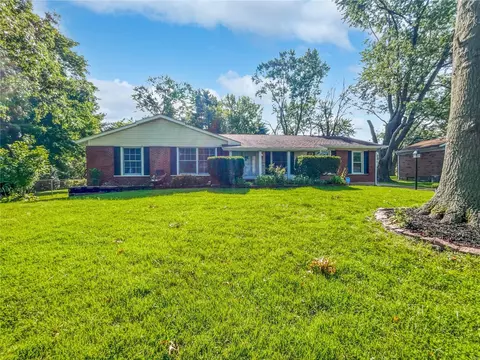 2832 Cranberry Ct, Florissant, MO 63033