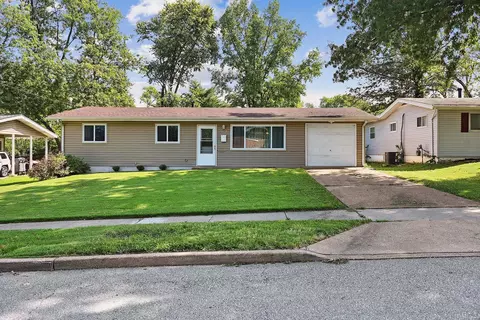 1390 Waterford Dr, Florissant, MO 63033