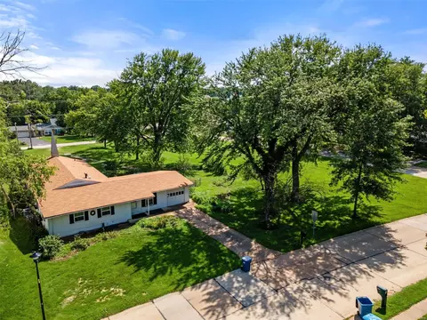 402 Whitehall Dr, Manchester, MO 63021