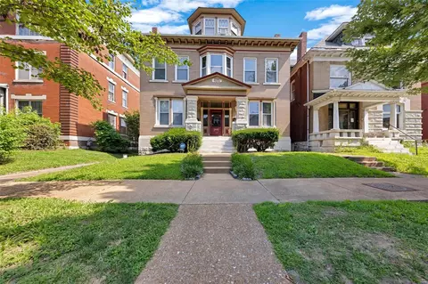 5071 Washington Pl, Saint Louis, MO 63108