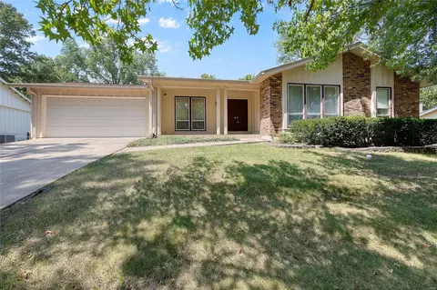 1273 Autumn Wood Cir, Ballwin, MO 63011