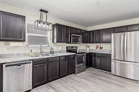 Kitchen - 1111 River Oak Ct, O'fallon, MO 63366 photo 5 of 6