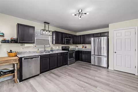 Kitchen - 1111 River Oak Ct, O'fallon, MO 63366 photo 3 of 6