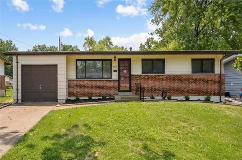 2220 Hummingbird Dr, Florissant, MO 63033