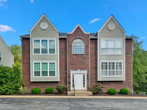 1326 Highland Oaks Dr #B, Ballwin, MO 63021