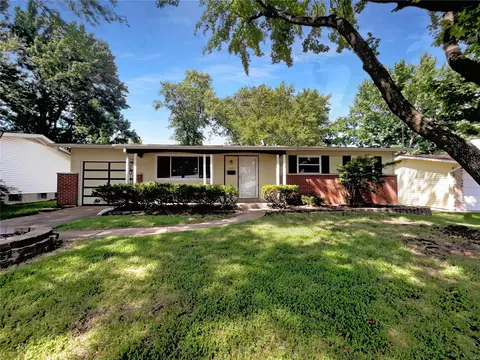 1395 Redbird Dr, Florissant, MO 63031