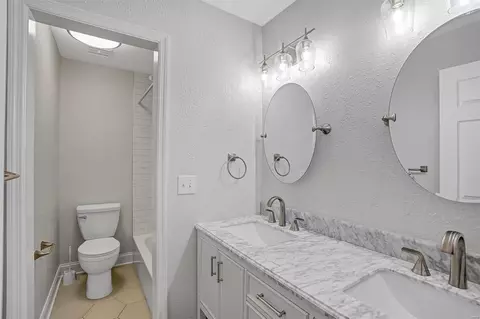 Bath - 707 Shallowford Dr, Manchester, MO 63021 photo 2 of 6