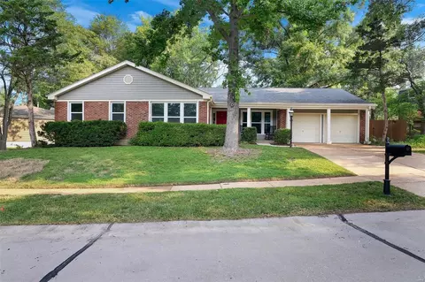 707 Shallowford Dr, Manchester, MO 63021