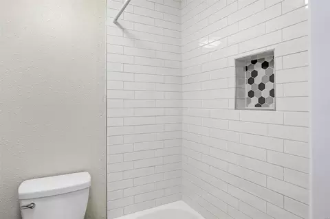 Bath - 707 Shallowford Dr, Manchester, MO 63021 photo 3 of 6