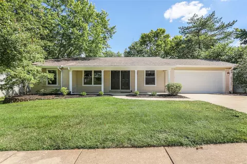 4 Brisbane Dr, Chesterfield, MO 63017