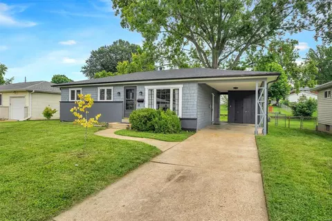 930 Vegas Dr, Saint Louis, MO 63125