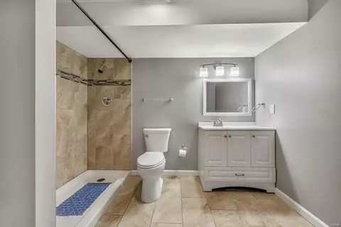 Bath - 1016 Wappapello Ln, Saint Louis, MO 63146 photo 4 of 4