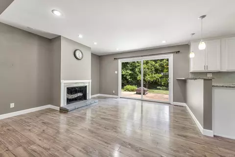 Living - 1016 Wappapello Ln, Saint Louis, MO 63146 photo 3 of 10