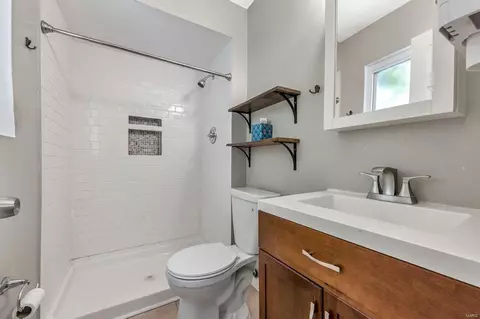 Bath - 1016 Wappapello Ln, Saint Louis, MO 63146 photo 2 of 4