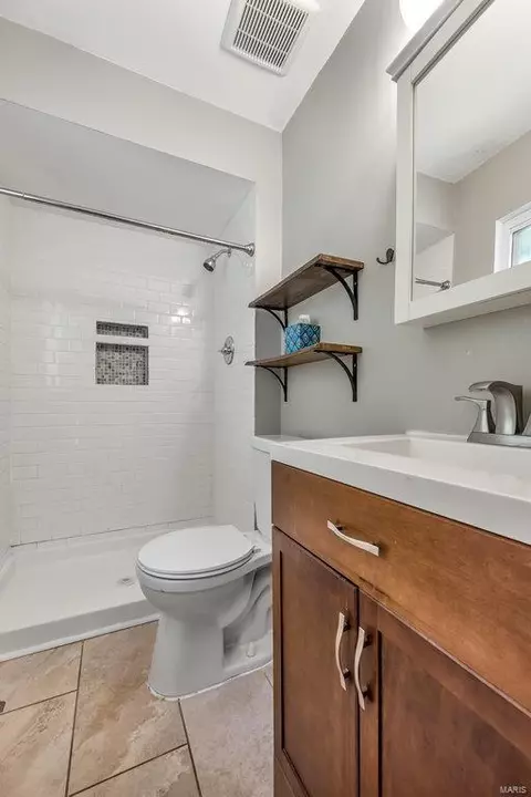 Bath - 1016 Wappapello Ln, Saint Louis, MO 63146 photo 3 of 4