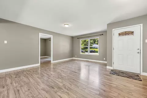 Living - 1016 Wappapello Ln, Saint Louis, MO 63146 photo 4 of 10