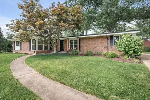 355 Greenbriar Ln, Ballwin, MO 63011 photo 2
