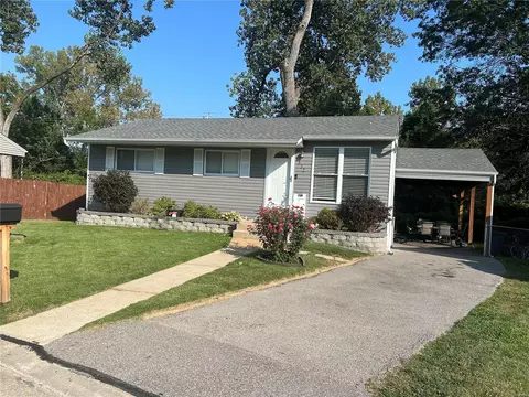 2332 Pecan Dr, Saint Louis, MO 63125
