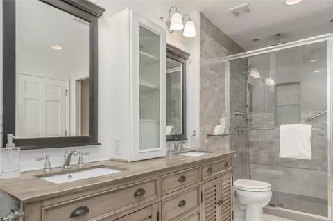 Bath - 931 Camargo Dr, Ballwin, MO 63011 photo 3 of 5
