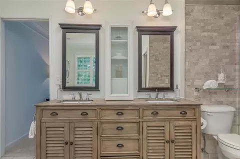 Bath - 931 Camargo Dr, Ballwin, MO 63011 photo 2 of 5