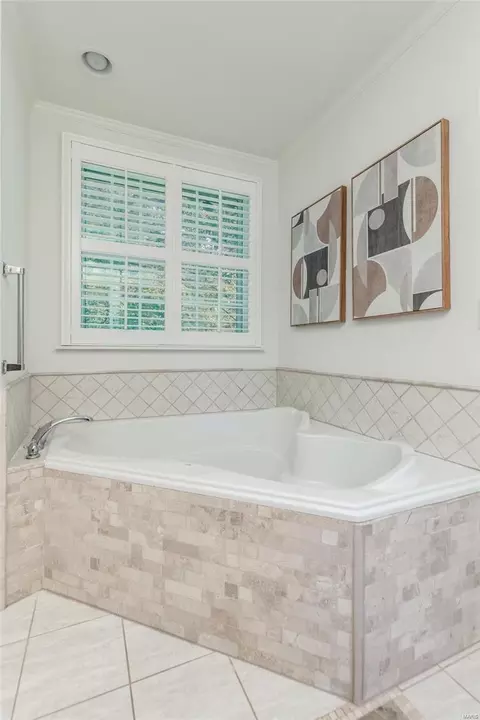 Bath - 931 Camargo Dr, Ballwin, MO 63011 photo 4 of 5