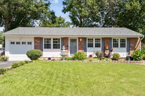 2011 Gladiator Dr, Fenton, MO 63026