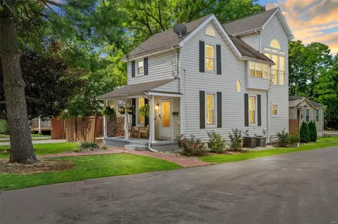 111 Lewis Pl, Saint Louis, MO 63135