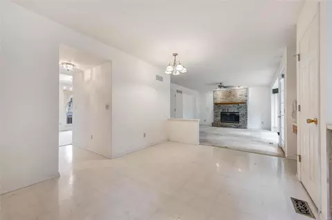 Living - 13101 Barrett Meadows Dr, Ballwin, MO 63021 photo 8 of 8