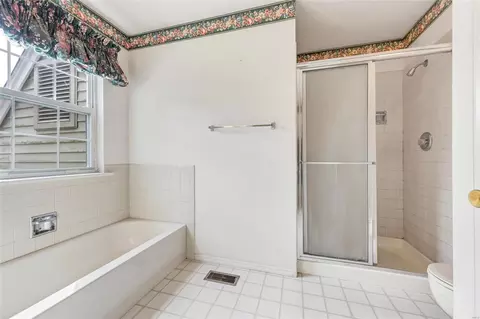 Bath - 13101 Barrett Meadows Dr, Ballwin, MO 63021 photo 3 of 4