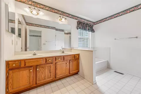Bath - 13101 Barrett Meadows Dr, Ballwin, MO 63021 photo 2 of 4