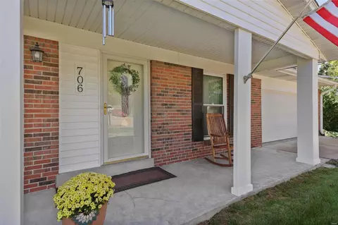 706 Valley View Dr, Manchester, MO 63011