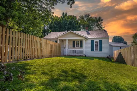 1212 N 4th St, Saint Charles, MO 63301
