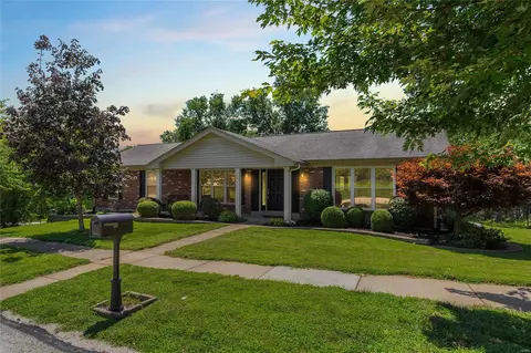 1011 Spinoza Pl, Ballwin, MO 63011