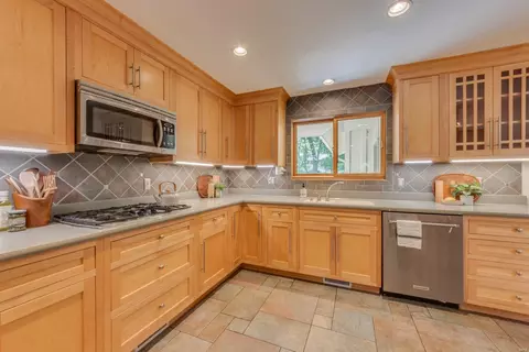 Kitchen - 4 Cobblestone Dr, Ballwin, MO 63011 photo 4 of 4