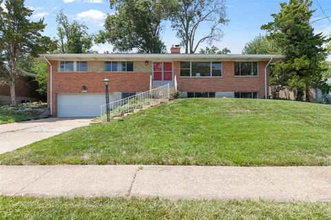 8907 Harwich Dr, Saint Louis, MO 63126