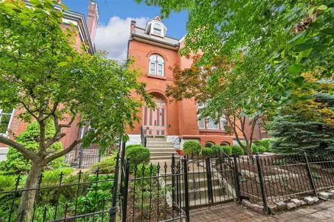2331 Albion Pl, Saint Louis, MO 63104