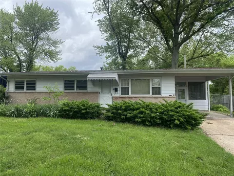 2045 Thunderbird Ave, Florissant, MO 63033