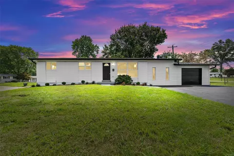 2010 Splendor Dr, Florissant, MO 63031