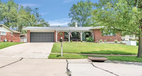 410 Iron Warrior Ln, Manchester, MO 63011