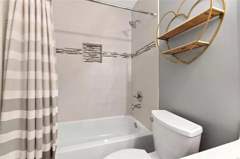Bath - 547 Westonridge Ct, Wildwood, MO 63021 photo 6 of 7