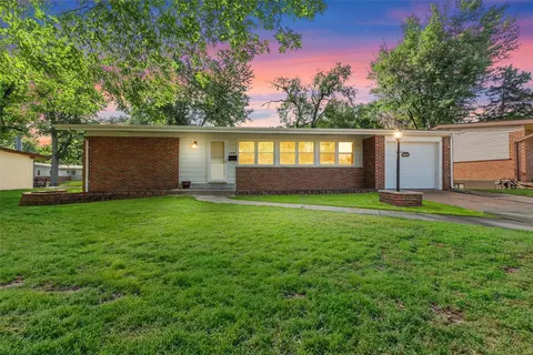 1530 Hialeah Pl, Florissant, MO 63033